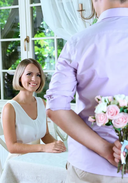 Bonito homem com rosas de buquê para sua namorada — Fotografia de Stock