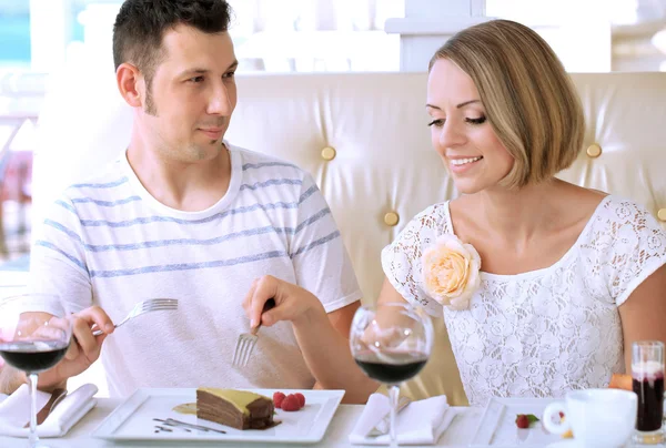 Beautiful couple having romantic dinner at restaurant — Stock Photo, Image