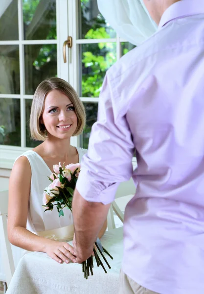 Bonito homem com rosas de buquê para sua namorada — Fotografia de Stock