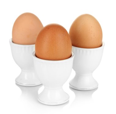 Bütün haşlanmış yumurta yumurta bardak beyaz izole