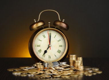 antika saat ve sikkeler üzerinde koyu renk arka plan üzerinde ahşap tablo