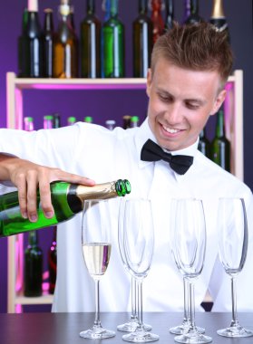 Barmen şampanya gözlük içine yağıyor