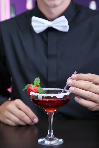 Portrait of handsome barman preparing cocktail, at bar — Stock Photo, Image