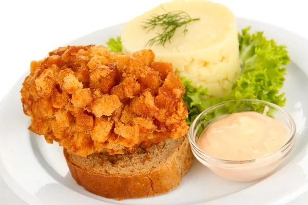 Pollo Kiev en croutons con puré de papas, aislado en blanco — Foto de Stock