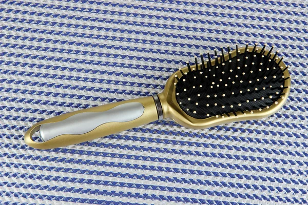 Renkli arka plan üzerinde saç fırçası — Stok fotoğraf