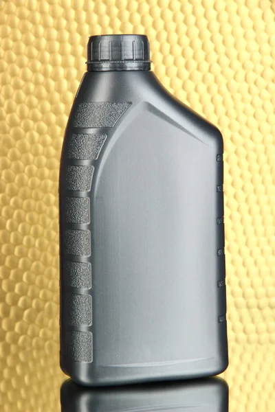 Kanister mit Maschinenöl auf farbigem Hintergrund — Stockfoto