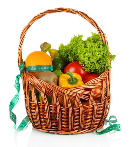 Légumes frais dans un panier en osier isolé sur blanc — Photo