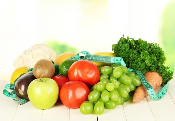 Légumes frais sur table sur fond clair — Photo
