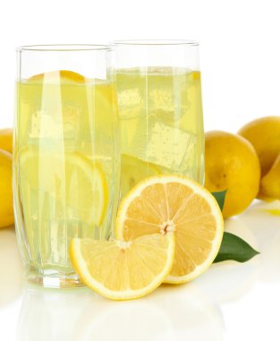 beyaz izole lezzetli limonata
