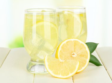 açık renkli masaya lezzetli limonata