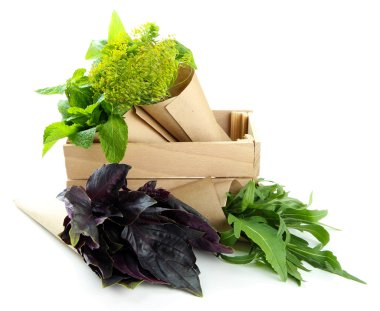 ahşap sandık, taze otlar üzerinde beyaz izole