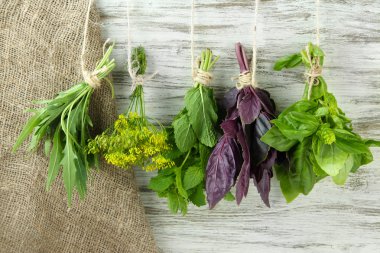 Ahşap arka planda taze bitkiler