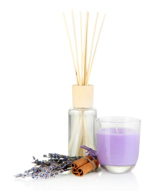 Lavanta ve üzerinde beyaz izole tarçın kokusu ile ev için aromatik yapışıyor