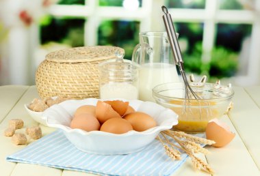 ahşap masa penceresinin arka plan üzerinde hamur için malzemeler