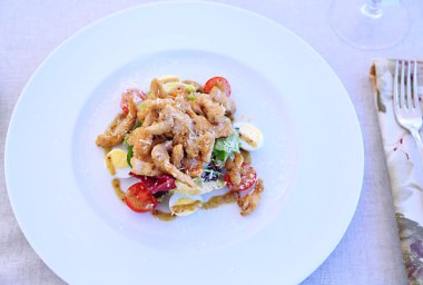 Sezar salatası beyaz tabakta yakın çekim