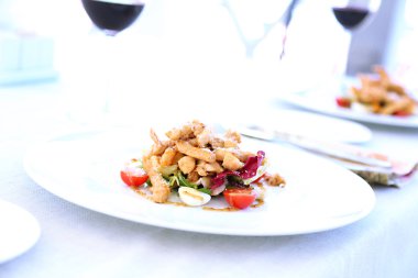 Sezar salatası beyaz tabakta yakın çekim