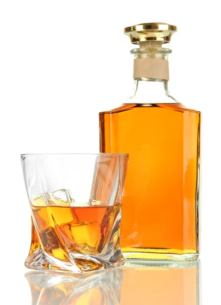 Glas Whisky mit Flasche, isoliert auf weiß — Stockfoto