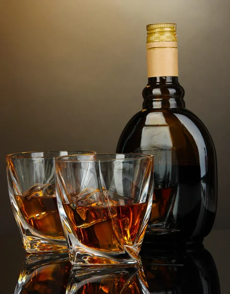 Verre de liqueur avec bouteille, sur fond sombre — Photo