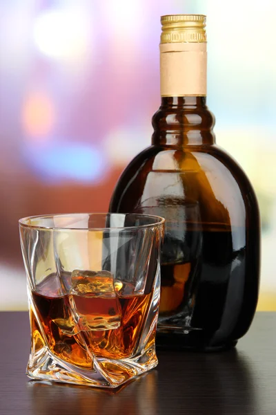 Glas drank met fles, op donkere achtergrond — Stockfoto