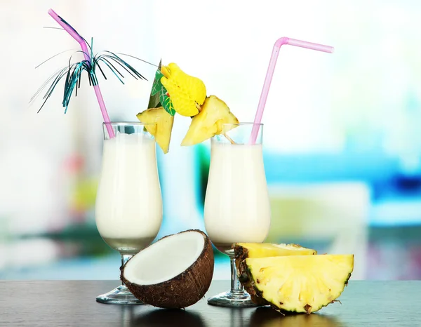 Pina colada bevanda in bicchiere da cocktail, su sfondo luminoso — Foto Stock