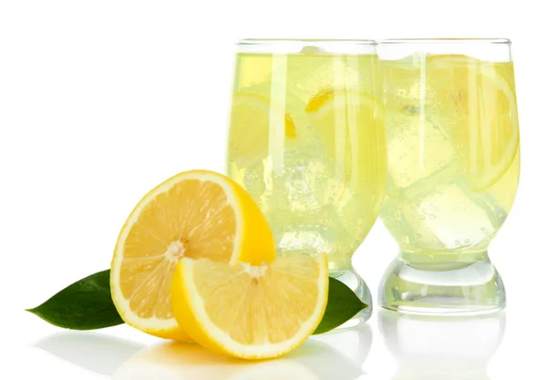 Beyaz izole lezzetli limonata — Stok fotoğraf