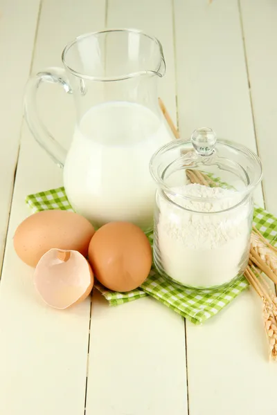 Ingredients for dough on wooden table close-up — Stock Photo, Image