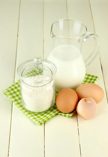 Ingredientes para massa de farinha em mesa de madeira close-up — Fotografia de Stock