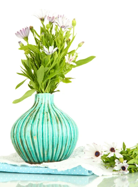 Bouquet de belles fleurs d'été en vase de couleur, isolé sur blanc — Photo