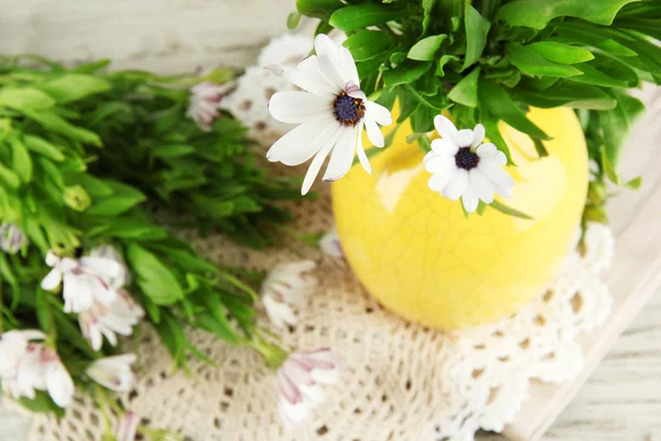 Ramillete de hermosas flores de verano en jarrón de color, sobre fondo de mesa de madera —  Fotos de Stock