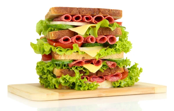 Enorme sandwich op houten bord, geïsoleerd op wit — Stockfoto