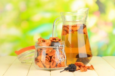 karışık Kuruyemiş banka ve doğal zemin üzerine ahşap masa üzerinde kurutulmuş meyve kompostosu