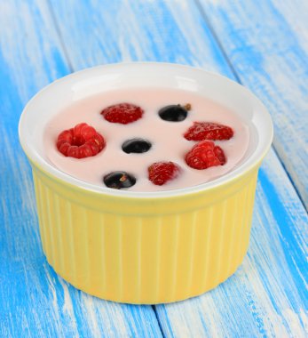 Tablo yakın çekim üzerinde meyve ile lezzetli yoğurt