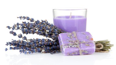 sabun ve üzerinde beyaz izole taze lavanta Lavanta Mum