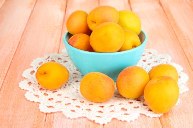 ahşap masa üzerinde kase taze Naturel kayısı