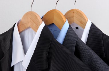 takım elbise askıları üstünde açık renkli gömlek