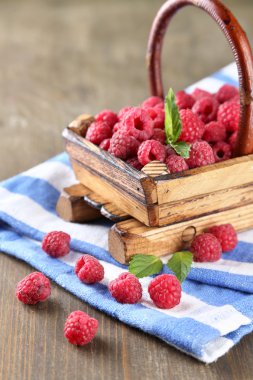 Olgun tatlı ahududu ahşap zemin üzerinde sepeti