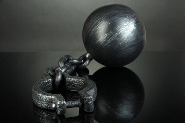 Top ve zincir gri arka plan üzerinde