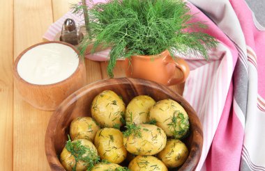 ahşap masa peçeteye yakınındaki ahşap kase haşlanmış patates