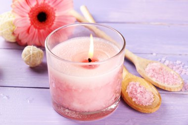 güzel pembe mum ile mor ahşap zemin çiçek
