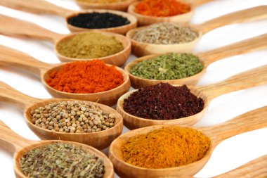 tahta kaşıklar, baharat çeşitleri