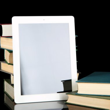 Tablet ve parlak zemin üzerine kitaplar