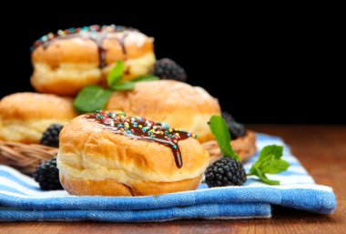 çikolata ve çilek ahşap tablo ile lezzetli börekler