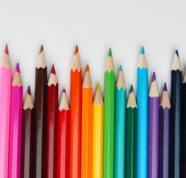 renkli kalemler üzerinde beyaz izole