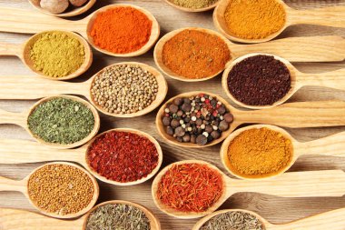 tahta kaşıklar yakın çekim baharat çeşitleri