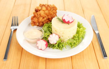 tavuk kiev üzerinde kruton ahşap zemin üzerinde patates püresi ile