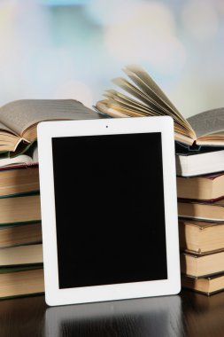 Tablet ve açık renkli kitap