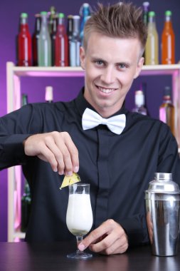 yakışıklı barmen kokteyl bar, hazırlama portresi
