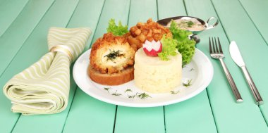 tavuk kiev üzerinde kruton ahşap zemin üzerinde patates püresi ile