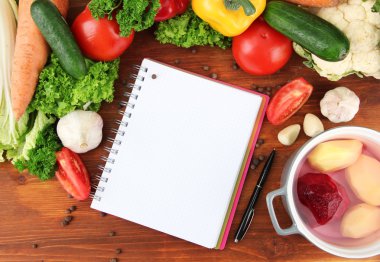 taze sebze ve baharat ve kağıt, tahta arka plan ile ilgili notlar