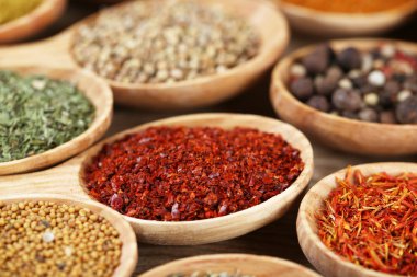 tahta kaşıklar, baharat çeşitleri yakın çekim
